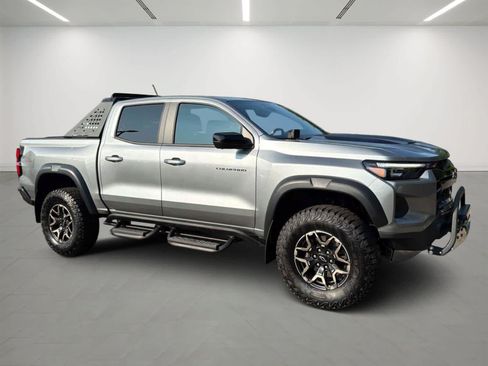 Used 2025 Chevrolet Colorado ZR2 w/ Technology Package AWD/4WD image 6