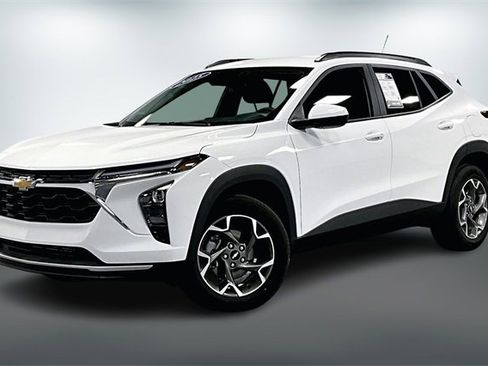 Used 2025 Chevrolet Trax LT w/ LT Convenience Package image 3