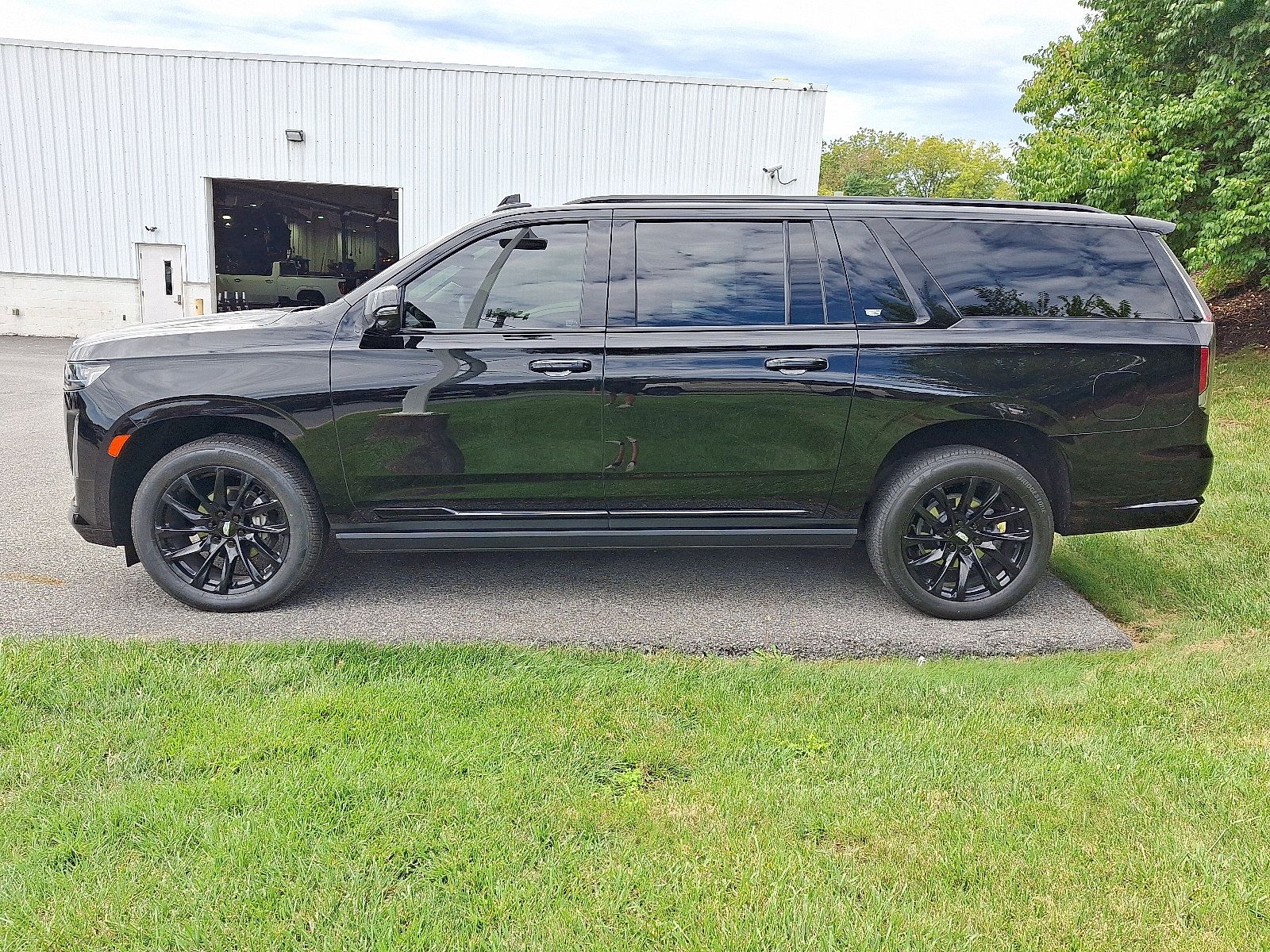 Certified 2024 Cadillac Escalade ESV Sport Platinum w/ LPO, ONYX Package AWD/4WD image 4