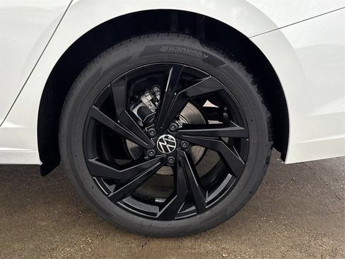 Used 2025 Volkswagen Jetta SE FWD image 33