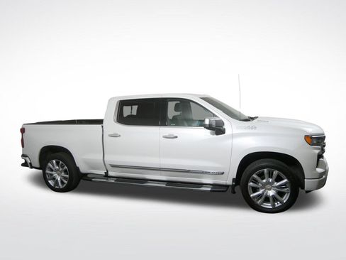 Used 2024 Chevrolet Silverado 1500 High Country w/ High Country Premium Package AWD/4WD image 2