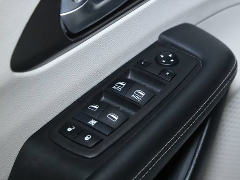 Used 2024 Chrysler Pacifica Limited FWD image 16