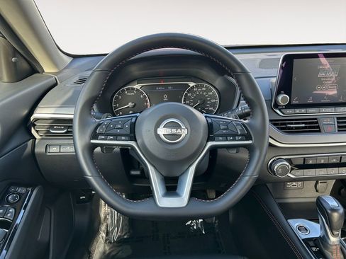 Used 2025 Nissan Altima 2.5 SR FWD image 13
