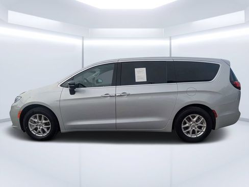 Used 2024 Chrysler Pacifica Touring-L FWD image 50