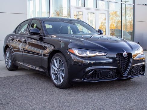 Used 2025 Alfa Romeo Giulia Base image 3