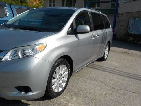 Used 2014 Toyota Sienna XLE AWD/4WD image 3