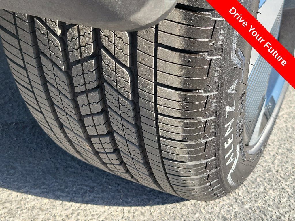 Used 2025 Nissan Kicks SR AWD/4WD image 31