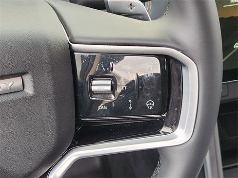 Used 2025 Land Rover Discovery Sport S image 28