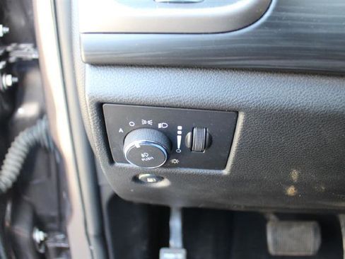 Used 2019 Jeep Grand Cherokee Laredo w/ 18" Wheel & 8.4" Radio Group AWD/4WD image 17