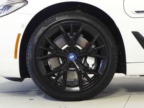 Used 2023 BMW 530e w/ M Sport Package RWD image 5
