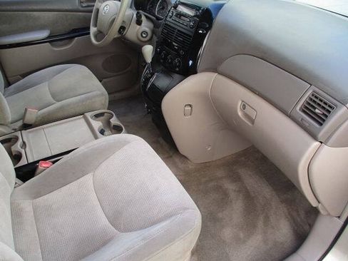 Used 2005 Toyota Sienna LE w/ LE Pkg 1 FWD image 9