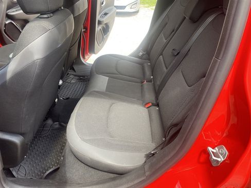 Used 2019 Jeep Renegade Altitude w/ Quick Order Package 2XM AWD/4WD image 14