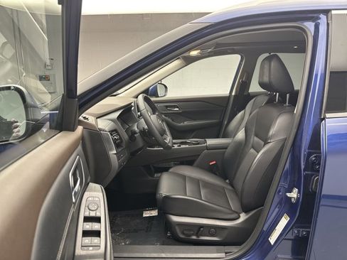 Used 2021 Nissan Rogue SV w/ Premium Package image 11