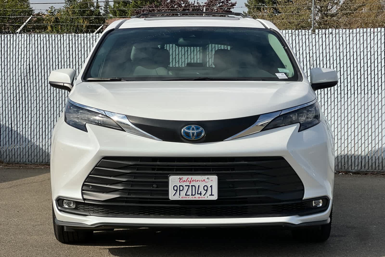 Used 2025 Toyota Sienna XLE w/ XLE Plus Package AWD/4WD image 8
