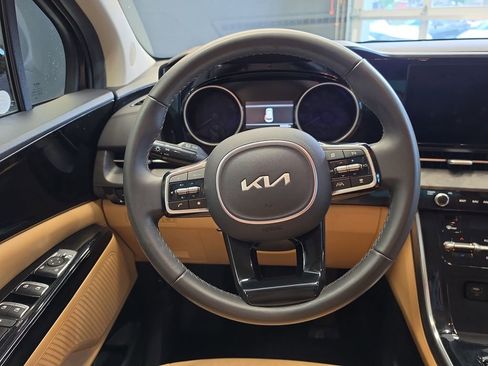 Used 2024 Kia Carnival EX FWD image 21