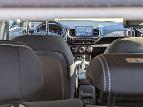 Used 2025 Hyundai Venue SEL image 13