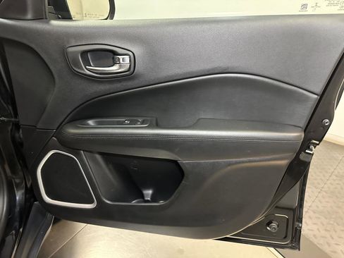 Used 2019 Jeep Compass Latitude AWD/4WD image 37