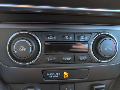 Used 2024 Nissan Leaf S image 23