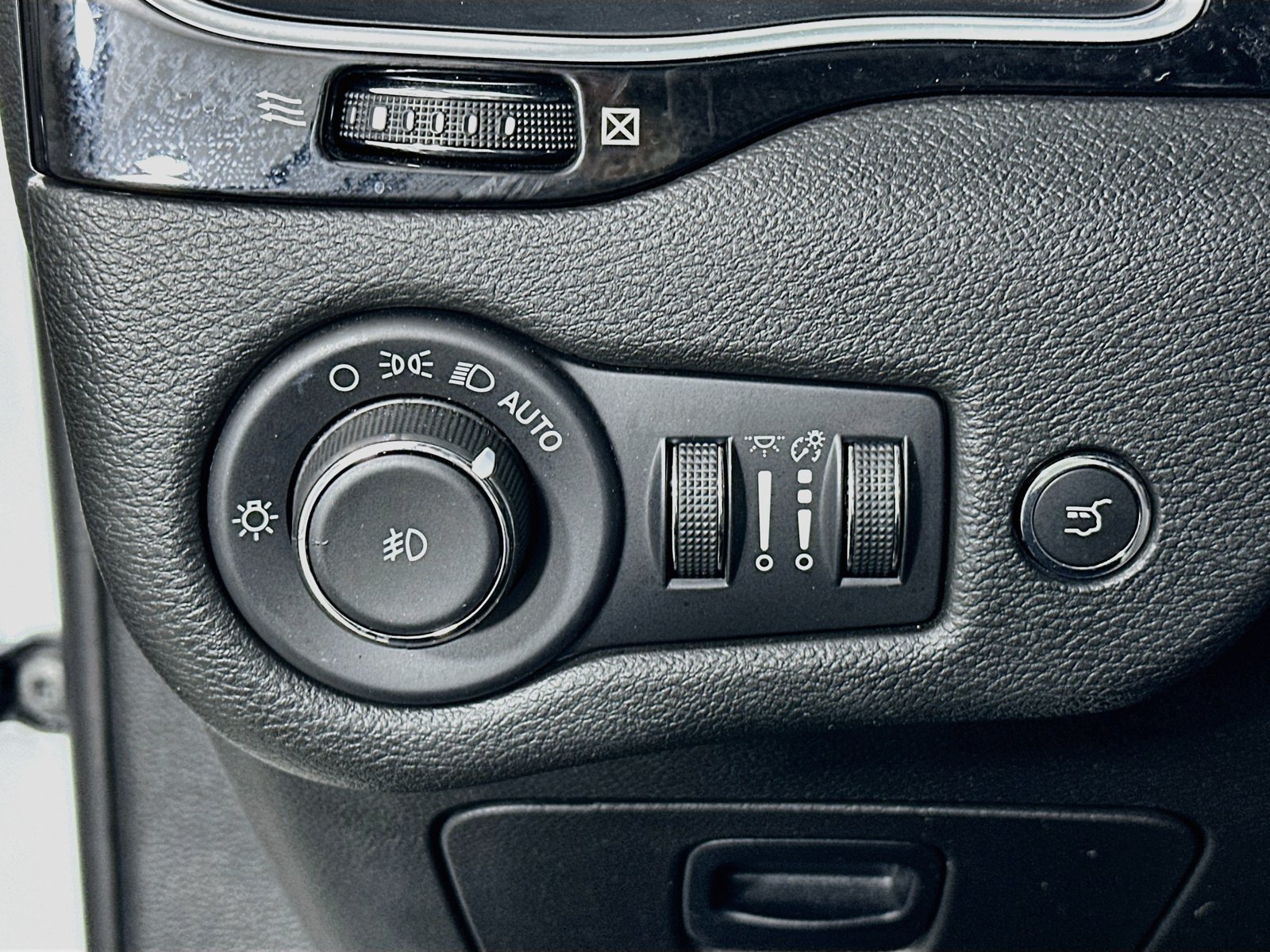 Used 2023 Jeep Cherokee Altitude Lux w/ Lux Elite Package AWD/4WD image 10