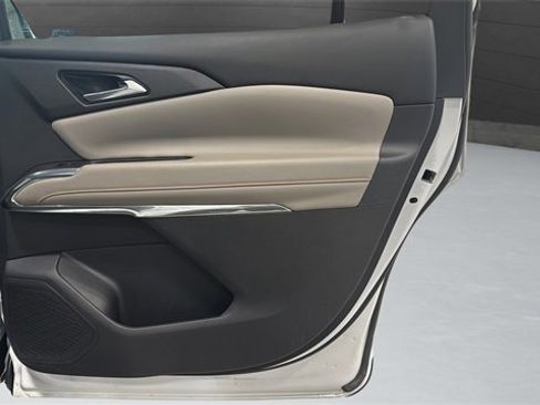 Used 2025 Chevrolet Traverse LT image 24