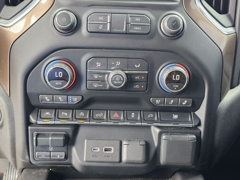 Used 2021 Chevrolet Silverado 1500 High Country w/ Technology Package AWD/4WD image 30
