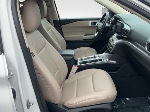 Used 2022 Ford Explorer XLT w/ Equipment Group 202A AWD/4WD image 16