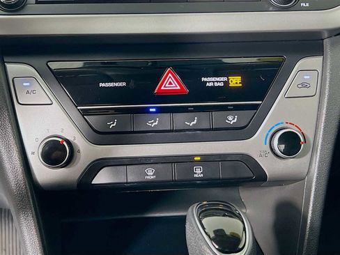 Used 2018 Hyundai Elantra SE image 14