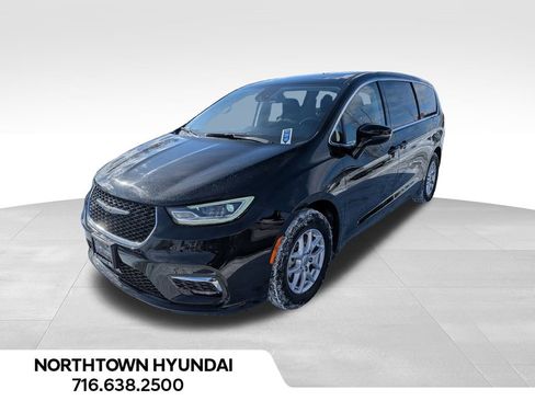 Used 2024 Chrysler Pacifica Touring-L image 1