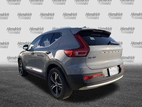 Used 2025 Volvo XC40 B5 Core image 8