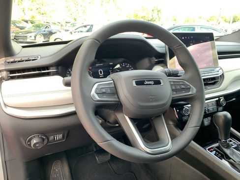 Used 2025 Jeep Compass Limited image 34