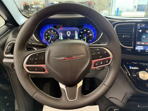 Used 2026 Chrysler Pacifica Select FWD image 18