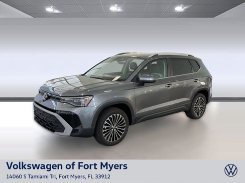 New 2026 Volkswagen Taos SE FWD image 1