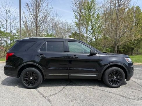 Used 2019 Ford Explorer XLT image 2