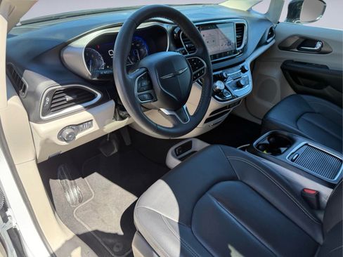 Used 2024 Chrysler Pacifica Touring-L FWD image 12