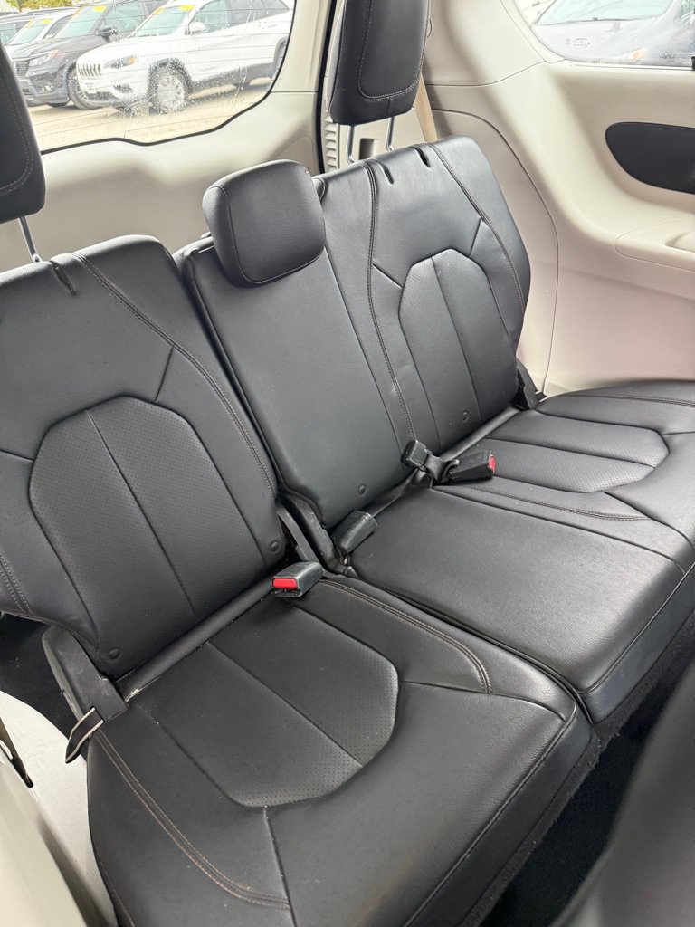 Used 2019 Chrysler Pacifica Touring-L FWD image 12