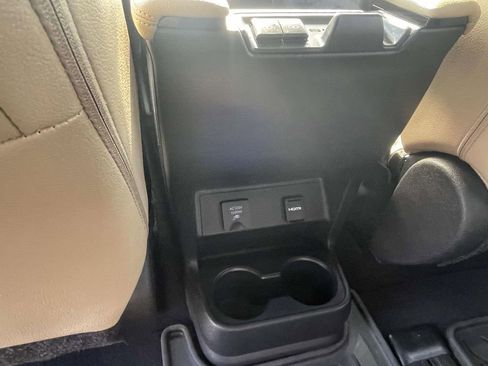 Used 2022 Toyota Sienna Limited image 15