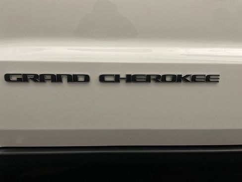 Used 2020 Jeep Grand Cherokee Laredo image 24