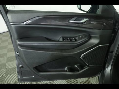 Certified 2022 Jeep Grand Cherokee Laredo w/ Luxury Tech Group I AWD/4WD image 22