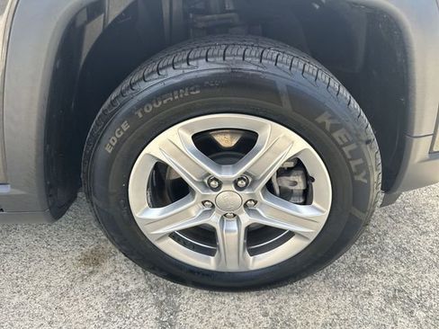 Used 2023 Jeep Compass Latitude w/ Convenience Group AWD/4WD image 47