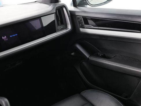 Used 2024 Porsche Cayenne AWD/4WD image 31