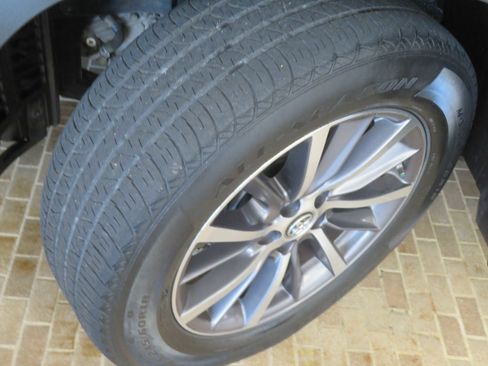 Used 2019 Toyota Highlander SE image 11