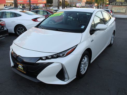 Used 2017 Toyota Prius Prime Premium image 4