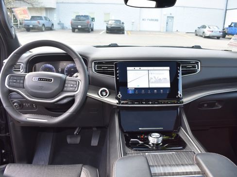 Used 2024 Jeep Wagoneer L Series II w/ Premium Group I image 37