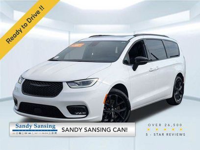 Certified 2025 Chrysler Pacifica Limited w/ Uconnect Theater Family Group