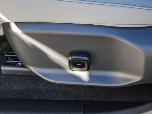 New 2025 Volvo EX30 Plus w/ Protection Package Premier image 22