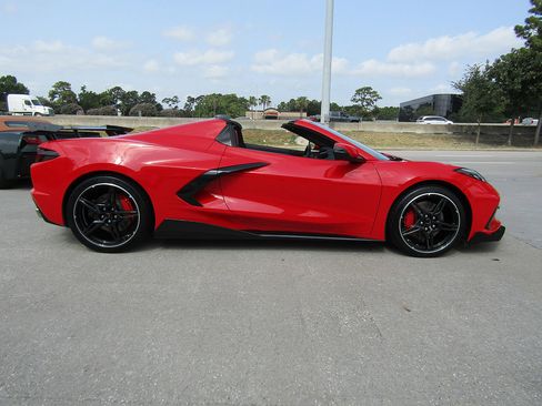 Used 2021 Chevrolet Corvette Stingray Premium Conv w/ Z51 Performance Package RWD image 4