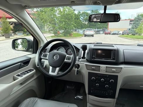 Used 2011 Volkswagen Routan SE FWD image 8
