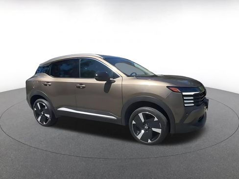 Used 2026 Nissan Kicks SR FWD image 2