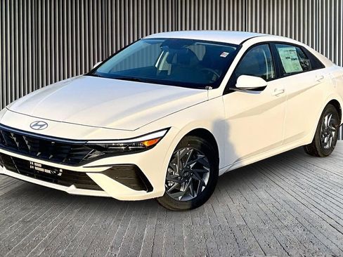 New 2026 Hyundai Elantra Hybrid FWD image 2