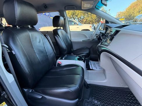 Used 2011 Toyota Sienna SE w/ Preferred Pkg image 19
